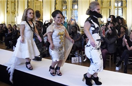 Dàn người mẫu 1,3 m tỏa sáng tại Paris
