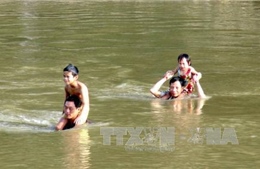 Người dân "đánh đu" tính mạng qua suối dữ ở Điện Biên