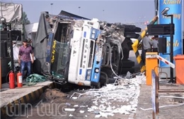 Xe tải đâm đổ quầy thu phí cao tốc TP.HCM–Trung Lương