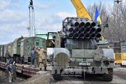 Quân chính phủ Ukraine rút 12 khẩu pháo