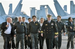 Thủ tướng Nhật Bản lần đầu thăm tàu sân bay Mỹ 