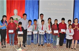 Tuổi trẻ TTXVN và Thành đoàn Lào Cai tiếp sức học sinh nghèo