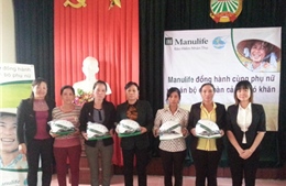 Manulife Việt Nam tặng 1.000 phần quà cho phụ nữ khó khăn