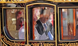 “Đặc vụ” Trung Quốc cố lên xe ngựa chở Nữ hoàng và ông Tập Cận Bình?