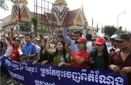 Người biểu tình Campuchia tấn công 2 nghị sĩ đối lập