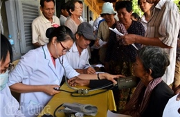 Khám chữa bệnh miễn phí cho bà con Việt kiều tại Campuchia