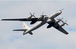 Máy bay Mỹ xuất kích "đuổi" 2 máy bay Nga áp sát tàu sân bay