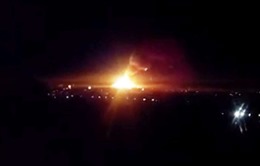 Kho đạn bắt lửa, nổ vang trời tại Đông Ukraine