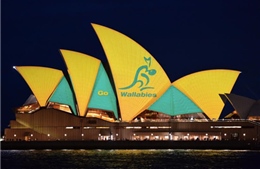 Nhà hát “Con sò” của Australia đổi màu vàng xanh