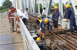 Sửa xong đoạn đường sắt bị xà lan đâm lệch trên cầu Bình Lợi 