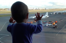 Ảnh bé gái 10 tháng trở thành biểu tượng của máy bay Nga rơi