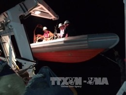 Bình Định khẩn trương cứu nạn tàu cá trôi dạt trên biển