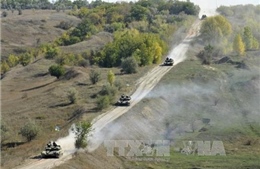 Ukraine dọa ngừng rút vũ khí hạng nặng khỏi tiền tuyến 