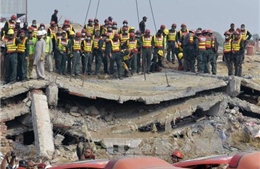 Cứu gần 100 nạn nhân vụ sập nhà máy tại Pakistan