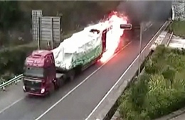 Xe tải bốc cháy lao khỏi đường hầm ở Trung Quốc