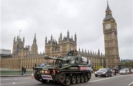 Cưỡi xe tăng đi tham quan London