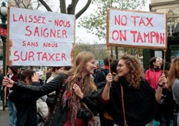 Phụ nữ Pháp biểu tình phản đối đánh thuế băng vệ sinh