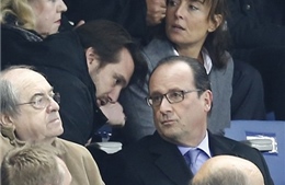 Giây phút ông Hollande nhận tin báo khủng bố tấn công 