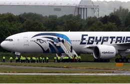 Lục soát máy bay Ai Cập vì nghi có bom 