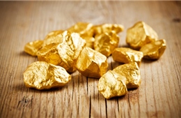 Giá vàng nhích lên từ mức thấp gần sáu năm 