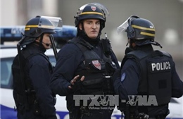 Pháp cho phép cảnh sát mang vũ khí ngoài giờ làm việc 