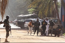 10 tên khủng bố đang cố thủ trong khách sạn tại Mali