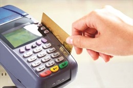 “Rút tiền qua thẻ” trốn phí, tránh lãi