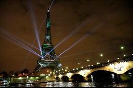 Tháp Eiffel chuyển màu xanh để ủng hộ nỗ lực phủ xanh Trái Đất