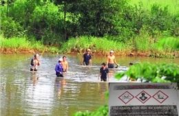 Ngang nhiên đánh cá tại hồ nhiễm dioxin nặng nhất 