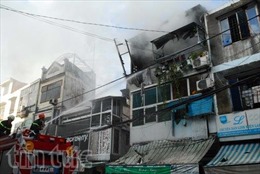 Cháy nhà 2 tầng, khu dân cư hốt hoảng tháo chạy