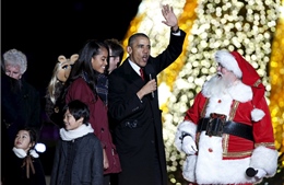 Gia đình Obama thắp sáng cây thông Noel quốc gia