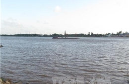 Bắt quả tang 3 tàu hút cát trái phép trên sông Hồng