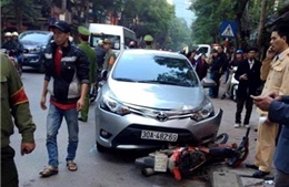 Ô tô mất lái tông nát xe máy trên phố Tô Hiệu
