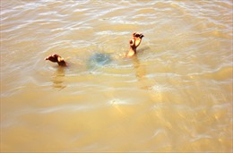 Tìm kiếm nạn nhân bị đuối nước trên sông Krông Ana 