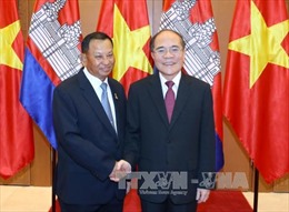Chủ tịch Quốc hội hội đàm với Chủ tịch Thượng viện Campuchia