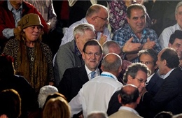 Thủ tướng Tây Ban Nha bị đấm khi vi hành