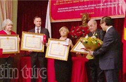 Trao tặng Huy chương Hữu nghị của Việt Nam cho các phóng viên Nga