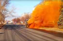 Khói hóa chất nhuộm cam một góc đường ở Ukraine