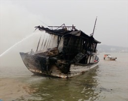Cháy tàu du lịch trên Vịnh Hạ Long