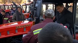 Thị trưởng Kiev chật vật "cưỡi" máy xúc