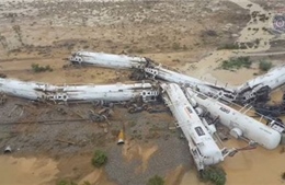 Rò rỉ trên 30.000l axit sulfuric trong vụ lật tàu hỏa Australia
