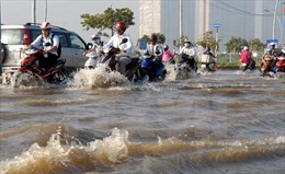 Vĩnh Long: Triều cường dâng cao, đường ngập, nước tràn vào nhà dân 