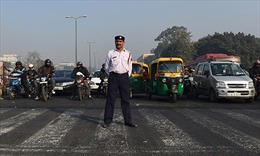 Bắt đầu áp dụng chính sách biển số xe chẵn - lẻ tại New Delhi