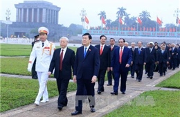 Viếng Chủ tịch Hồ Chí Minh nhân 70 năm ngày Tổng tuyển cử đầu tiên