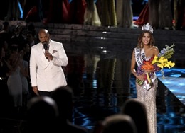 Hoa hậu Colombia "cạch mặt" MC "trao nhầm vương miện"