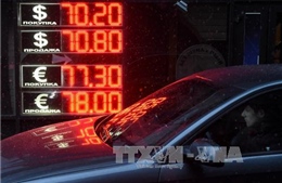 Đồng ruble Nga mất giá mạnh 