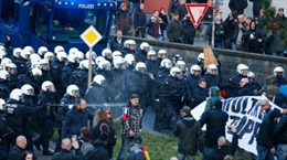 Cảnh sát Đức dùng vòi rồng để giải tán người biểu tình tại Cologne 