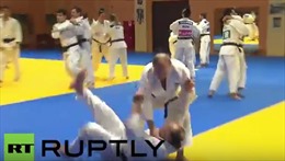 Tổng thống Putin quật ngã tuyển thủ quốc gia Judo