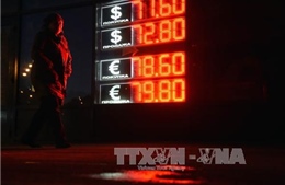 Đồng ruble Nga tiếp tục mất giá mạnh 