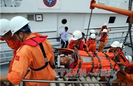 Cứu một người Trung Quốc gặp nạn trên biển 